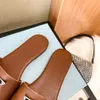 디자이너 슬리퍼 여성 샌드일 플랫 슬라이드 플립 여름 진짜 삼각형 가죽 야외 신발 비치웨어 슬리퍼 블랙 흰색