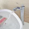 Rubinetti per lavandino del bagno Rubinetto a cascata di lusso Lavabo alto in ottone e serbatoio dell'acqua fredda