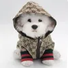 Mode Hundkläder Klassiska vintage valpklänningar Husdjur utomhus Casual Märke Designer Bokstäver Tryckta par stilar Skjortor för Teddy Schnauzer Pomeranian