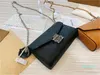 Casual Schouders Tassen Dames Luxe Kwaliteit Messenger Bag Schouder Handtas Handtassen Portemonnee Koeienhuid Materiaal voelt de metalen ketting Twee kleuren