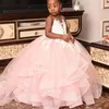 Blush rosa söta blommaflickaklänningar för bröllop Sheer Neck White Spets Applicques Ball Gown Tulle Ruffles Tiered Girls Pageant Dress Kids Communion Gowns S s