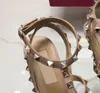 Classic 2021 Designer pekade med studs höga klackar skor patent läder nitar sandaler kvinnor valentin häl toppkvalitet 35-42