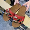 Spring tofflor kvinnor mode metall kedja dekorerade platta sandaler casual skor utomhus glider stor storlek 35-40 2021