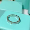 Bague de couple de créateurs de luxe 2021 avec lettrage clair, finition soignée, pleine personnalité, boîte à bijoux de fiançailles, cadeaux en or et en argent g