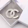 Luxe ontwerpmerk Desinger broche dames kristal strass pearl letter broches pak pin mode geschenken sieraden kleding decoratie accessoires beroemd ontwerp-2
