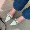 Pekade tå kvinnor tofflor grunda tunna höga klackar svart / vit metall kedja design svart / vit sommar mode damer sandaler 210513