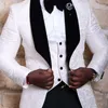 3 sztuka Slim Fit Dorywczo Mężczyźni Garnitury Kwiatowy Jacquard White Groom Tuxedo Z Czarnymi Spodnie Niestandardowe Afrykańskie Mężczyzna Koszulka Moda Kurtka X0909