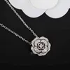 Camellia Platinum Silver Necklace för Kvinnor Diamond Crystal Fine Smycken Lyxig designer Bijoux Girl Friend Present Trend Brand