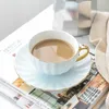 ピンクのかわいい創造的な磁器カップと受け取り者の陶磁器のシンプルなティーセットモダンなデザインのコーヒーカップTazas Para Cafe