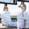 2021 Arabisk sida dela en linje bröllopsklänningar Brudklänningar från axeln Silver Pärlor Organza Tiered Ruffles Chapel Train Plus Size Vestido de Noiva