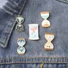 Sand Glass Śliczne emaliowane broszki dla kobiet w modnej sukience Koszulka Demin Metal Funny Brooch Pins Pins Prezentacja Prezenta
