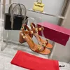2021 Ventas calientes Diseñador de moda Remache Sandalias de charol Zapatillas Mujeres niñas encaje de uñas zapatos de vestir 6.5 cm tacones altos clásico con caja