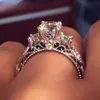 ラグジュアリー925スターリングシルバープリンセスカットスクエアダイヤモンド3サイドストーンリング永遠の婚約の結婚指輪女性の花嫁ジュエリーギフト