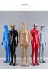 Männliches Model, ganzer Körper, leuchtend roter Rücken, blau, gelb, Herren-Mannequin-Anzug, individuell angepasst