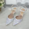 白い結婚式の靴のブリン