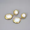 Gioielli GuaiGuai Orecchini di perle d'acqua dolce con moneta bianca naturale placcata oro giallo 210317