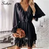 Southpire Femmes Black Lace Splice Col V Robe à volants Taille élastique Lace Up Mini Robe de soirée Summer Ladies Day Vêtements 2021 210325