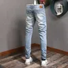 Koreanska stil mode män jeans retro ljusblå elastisk bomull rippad för streetwear vintage designer slim denim byxor nwss