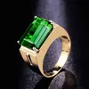 quadrado anel de pedra do ouro verde