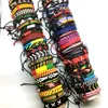 Vente en gros 50pcs Bracelets de manchette pour hommes et femmes faits à la main en cuir noir marron multicolore styles de mélange bijoux de mode cadeaux de fête avec un emballage de boîte en papier