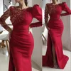 2023 Vestidos de baile Sexy Árabe Rojo oscuro Sirena Joya Cuello Ilusión Abalorios de cristal Lado Dividido Longitud del piso Fiesta Vestidos de noche Mangas largas