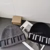 Luxury Top Quality Classic Cashmere Letter Stickad Beanie Caps Skull Cap För Män Kvinnor Höst Vinter Varm Ull Broderi Kall Hatt Par Street Mössor Julklapp