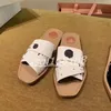 2021 Moda Yaz Tuval Düz Terlik Bayanlar Sandalet Ahşap Kare Kafa Çapraz Kayış Mektup Baskı Flip Flop