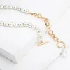 Punk Asymmetric Charm Chain Pearl Necklace for Women Barock Oregelbundet Pendant Long Toggle Chain 2023 Nya trendiga smycken gåvor8158622