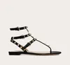 Lyxiga designermärkta skor kvinna lägenheter sandal flip flops platta sandaler spikar dubbel ankelrem coola sandaler storlek 35-43