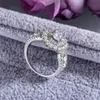 Splendidi anelli di nozze da donna a forma di girasole di colore argento. Abbaglianti cristalli di zirconi, moda, anelli di proposta di fidanzamento