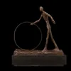 熱い販売のギアアサッティ青銅彫刻抽象的な男サークル像の装飾的な彫刻Q0525
