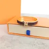 Diseñadores de alta calidad Pulsera de lujo Brazalete Brazalete para hombre y para mujer Pulseras de acero de titanio abiertas Personalidad simple Misma joyería 238i