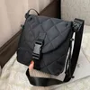 디자이너 레저 Linge 옥스포드 헝겊 Crossbody 가방 여성용 겨울 럭셔리 가방 여성 유행 한 어깨 경 사진