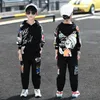 Kleidung Sets 2021 Hip Hop Boy Anime Anzug Teenager Kinder Koreanische Graffiti Mit Kapuze Baumwolle Pullover + Hosen 5 6 7 8 9 10 11 12 jahre