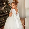 Robes De Fille 2022 Belles Filles De Fleur Pour Les Mariages Princesse Jewel Manches Longues En Dentelle Appliques Grand Arc Balayage Train Petits Enfants Saint