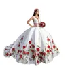 Rose Flower Emprodukcja Biała Quinceanera Sukienki Charro Zanurzanie V-Neck 2022 Moda Meksykańska Słodka Suknia Balowa Suknie Puffy