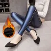 CUHAKCI PU Cuir Polaire Femmes Mode Rivets Velours Leggings d'hiver Push Up Black Lady Pantalon Crayon Pantalon 211204