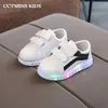 Barn sneakers 2021 höst pojkar tjejer baby mode led Light glöd tränare andas mjukt enda plattform springa sportskor g1025