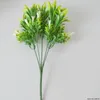 装飾的な花の花輪の人工的なプラスチックユリの植物の偽の葉の庭の低木緑の草の茂みの緑の草原屋外12月