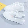 Baskets de chaussures blanches d'été Mesh Breather Femmes BAS Baskets Baskets Chaussures de skateboard Mode Chaussure de sport décontractée Usine en gros