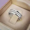 Huitan Classic Wedding Women Ring Simple Finger Rings med Middle Paved CZ Stones Underdated Delikat Kvinna Förlovning Smycken