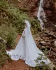 Romantische kanten kanten bruiloft Lily Collins ge￯nspireerde sprookjesprinses Bridal Cape 2023 Schouder Cloak Chapel Long Bridal Veils West -Britse Victoriaan