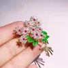 Pins, broscher Vacker Crystal Cubic Zirconia Blomma för kvinnor Broach Pin Fashion Wedding Bridal Bouquet Sash Smycken Tillbehör
