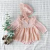 2021 New Spring Baby Girl Bodysuit Vit Rosa Broderi Flower Ruffles Jumpsuit med Cap Nyfödda Söt Stil Barnkläder 1582 B3