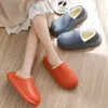 Vinter Varma Kvinnor Eva Tofflor Suede Plush House Tofflor Inomhus Utomhus Non-Slip Par Skor Minnesskum Zapatillas Mujer P0828