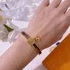 Designer Frauen IV Runde Tasche ID Armband Luxurys Designer Armbänder Paris Marke Braun Blume Reliefprägung 18k Gold Titaniumstahl Luxus Schmuck mit Geschenkbox