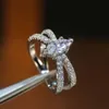 Anéis de casamento moda x forma anel cruzado anel feminino micro pavimentado CZ Crystal Silver Color Inclaid Horse Eye para mulheres Presente