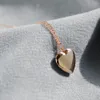 Semplici medaglioni galleggianti della superficie liscia semplici ciondoli d'amore a forma di cuore della catena placcata in oro 18 carati con la catena della clavicola