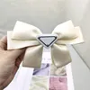 Koreańskie proste klipsy satynowe metalowy trójkąt etykieta Barrettes Piękny tkanin