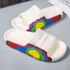 Kapcie Letnie Kolorowe Slajdy Kapcie dla domu Casual Para Rainbow Designer Buty Eva Grube Pantofel Mężczyźni Non Slip Zapatillas Casa 220308